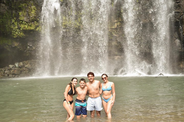 Explora la exuberante selva tropical de Costa Rica, observa perezosos y ranas, y nada en impresionantes cascadas, foto 24 | wizardtrip