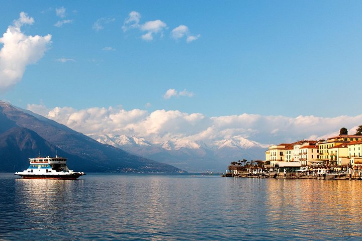 Viste panoramiche del Lago di Como, incluse cittadine come Bellagio e Como, con barche sull'acqua, foto 7 | wizardtrip