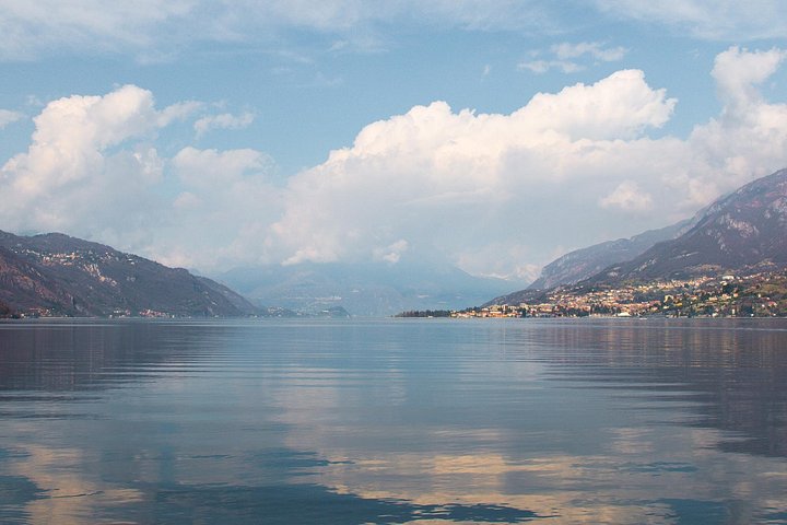 Viste panoramiche del Lago di Como, incluse cittadine come Bellagio e Como, con barche sull'acqua, foto 11 | wizardtrip