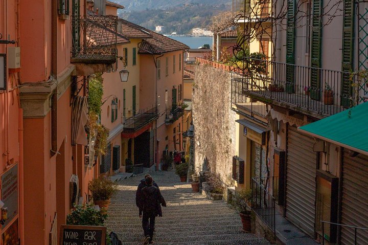Viste panoramiche del Lago di Como, incluse cittadine come Bellagio e Como, con barche sull'acqua, foto 12 | wizardtrip