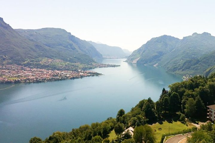 Viste panoramiche del Lago di Como, incluse cittadine come Bellagio e Como, con barche sull'acqua, foto 14 | wizardtrip