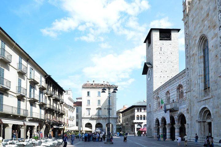 Viste panoramiche del Lago di Como, incluse cittadine come Bellagio e Como, con barche sull'acqua, foto 15 | wizardtrip