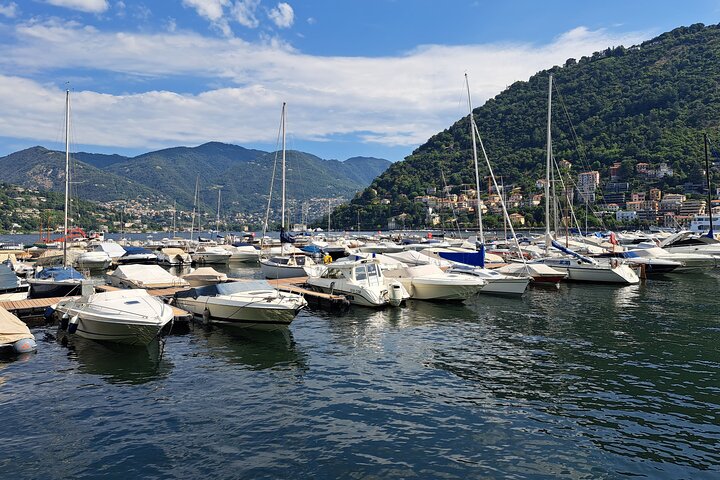 Viste panoramiche del Lago di Como, incluse cittadine come Bellagio e Como, con barche sull'acqua, foto 25 | wizardtrip