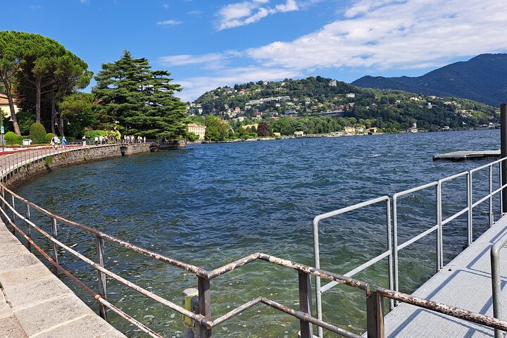 Viste panoramiche del Lago di Como, incluse cittadine come Bellagio e Como, con barche sull'acqua, foto 28 | wizardtrip