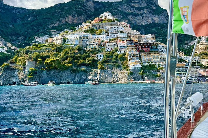 Privat båttur längs Amalfikusten, som visar pittoreska byar, dolda vikar och den fantastiska kustlinjen, foto 6 | wizardtrip