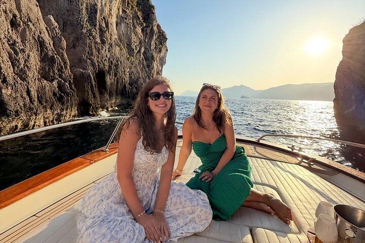 Privat båttur längs Amalfikusten, som visar pittoreska byar, dolda vikar och den fantastiska kustlinjen, foto 15 | wizardtrip