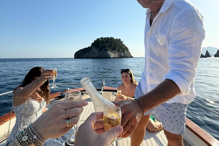 Privat båttur längs Amalfikusten, som visar pittoreska byar, dolda vikar och den fantastiska kustlinjen, foto 21 | wizardtrip