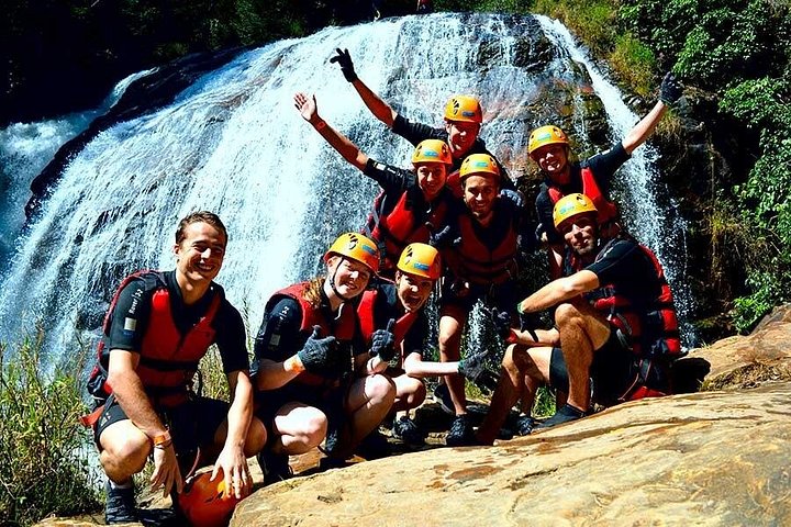 Experimente rapel emocionante em cachoeira e tobogãs naturais durante uma aventura de canyoning de dia inteiro em Da Lat, Vietnã, foto 6 | wizardtrip