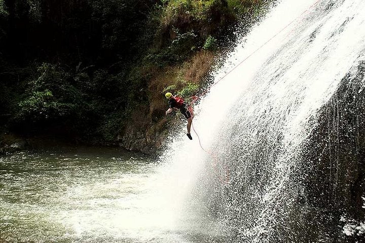 Experimente rapel emocionante em cachoeira e tobogãs naturais durante uma aventura de canyoning de dia inteiro em Da Lat, Vietnã, foto 8 | wizardtrip