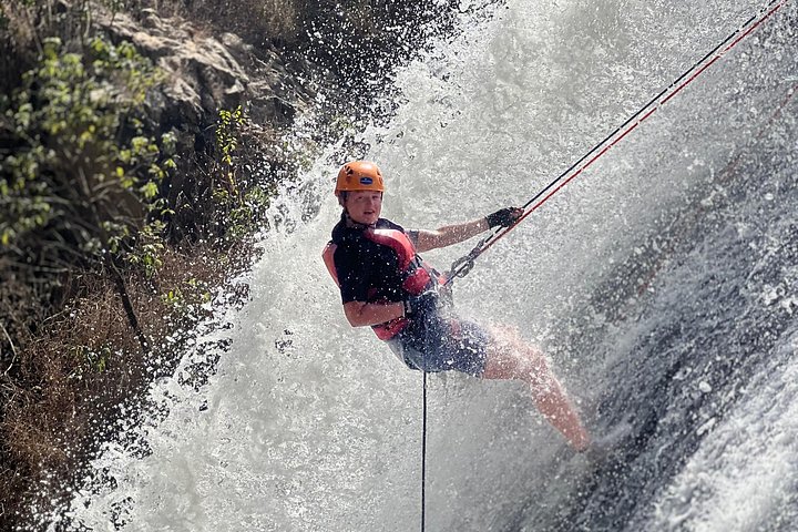Experimente rapel emocionante em cachoeira e tobogãs naturais durante uma aventura de canyoning de dia inteiro em Da Lat, Vietnã, foto 9 | wizardtrip