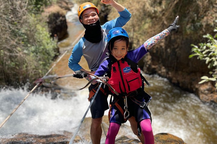Experimente rapel emocionante em cachoeira e tobogãs naturais durante uma aventura de canyoning de dia inteiro em Da Lat, Vietnã, foto 10 | wizardtrip