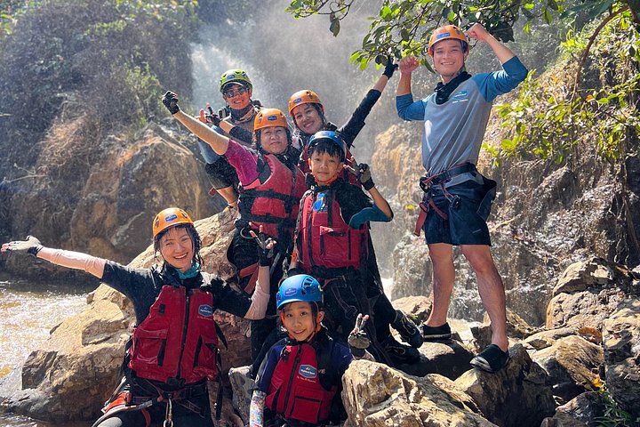 Experimente rapel emocionante em cachoeira e tobogãs naturais durante uma aventura de canyoning de dia inteiro em Da Lat, Vietnã, foto 11 | wizardtrip
