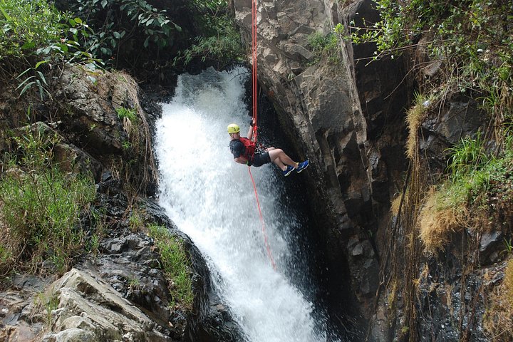 Experimente rapel emocionante em cachoeira e tobogãs naturais durante uma aventura de canyoning de dia inteiro em Da Lat, Vietnã, foto 12 | wizardtrip