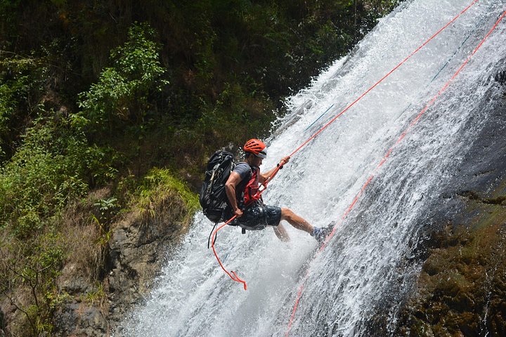 Experimente rapel emocionante em cachoeira e tobogãs naturais durante uma aventura de canyoning de dia inteiro em Da Lat, Vietnã, foto 13 | wizardtrip