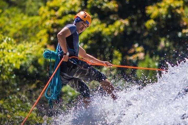 Experimente rapel emocionante em cachoeira e tobogãs naturais durante uma aventura de canyoning de dia inteiro em Da Lat, Vietnã, foto 14 | wizardtrip
