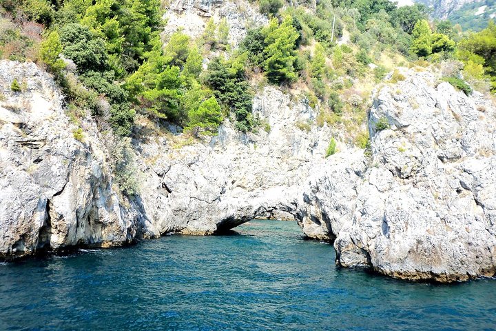 Tour in barca in piccolo gruppo lungo la Costiera Amalfitana, Italia, con soste per nuotare e visitare grotte, foto 9 | wizardtrip