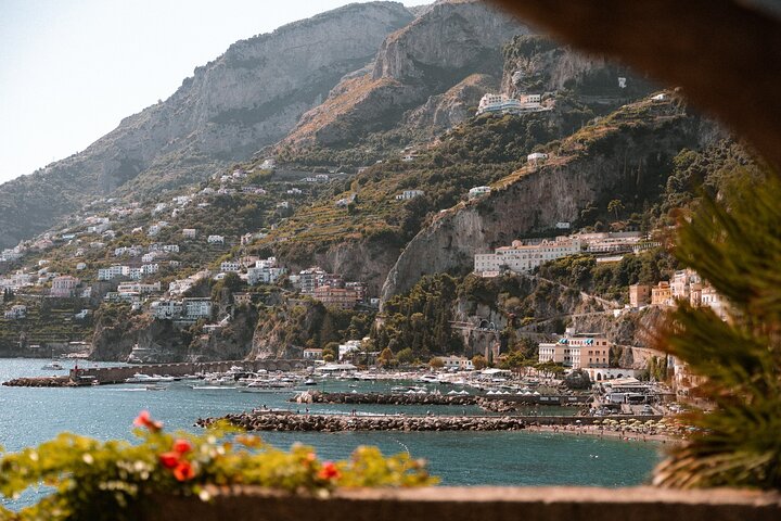 Tour in barca in piccolo gruppo lungo la Costiera Amalfitana, Italia, con soste per nuotare e visitare grotte, foto 10 | wizardtrip