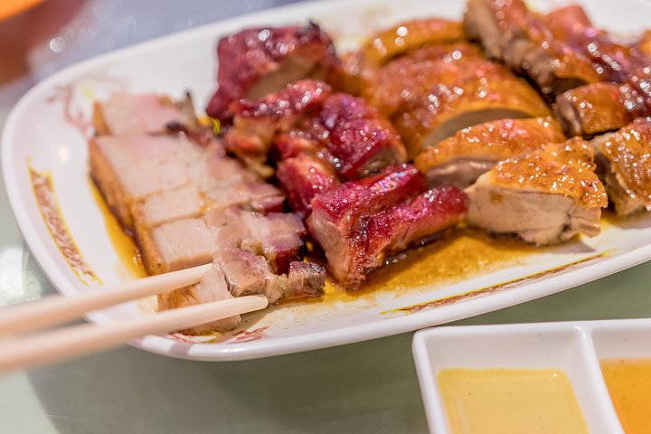 Experience Shanghai's vibrant night food scene with local delicacies and drinks on this guided culinary tour, photo 8 | wizardtrip