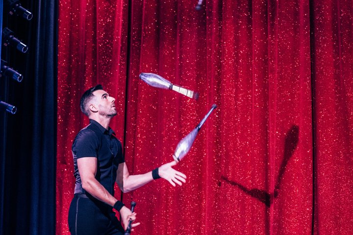 Espectáculo de cabaret parisino con bailarinas y vestuarios en La Nouvelle Eve de Montmartre, foto 7 | wizardtrip