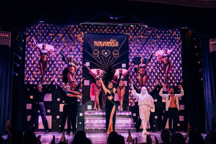 Espectáculo de cabaret parisino con bailarinas y vestuarios en La Nouvelle Eve de Montmartre, foto 8 | wizardtrip