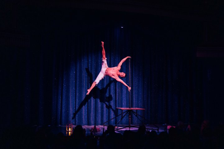 Espectáculo de cabaret parisino con bailarinas y vestuarios en La Nouvelle Eve de Montmartre, foto 9 | wizardtrip