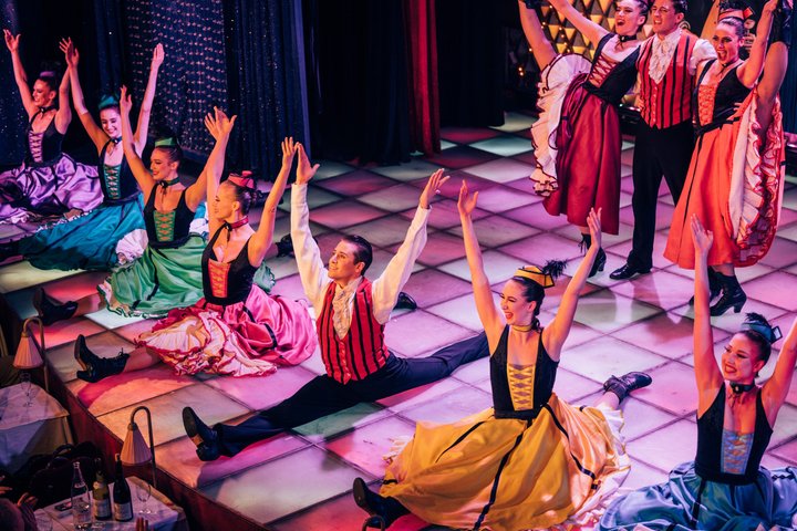Espectáculo de cabaret parisino con bailarinas y vestuarios en La Nouvelle Eve de Montmartre, foto 10 | wizardtrip