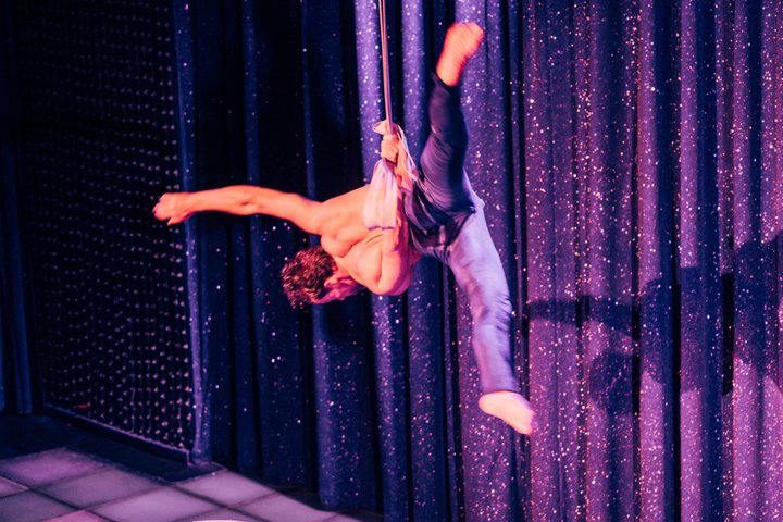 Espectáculo de cabaret parisino con bailarinas y vestuarios en La Nouvelle Eve de Montmartre, foto 11 | wizardtrip