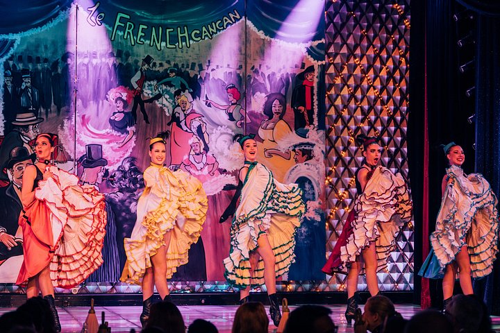 Espectáculo de cabaret parisino con bailarinas y vestuarios en La Nouvelle Eve de Montmartre, foto 13 | wizardtrip