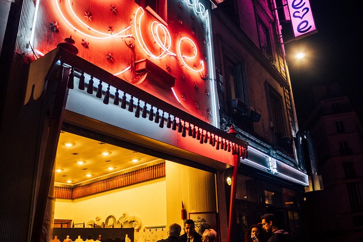 Espectáculo de cabaret parisino con bailarinas y vestuarios en La Nouvelle Eve de Montmartre, foto 15 | wizardtrip