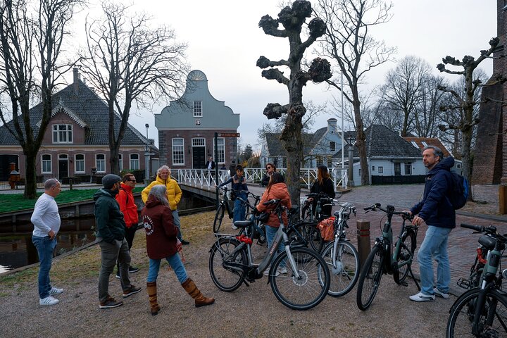 Pedaleando por la pintoresca campiña holandesa con molinos de viento y canales cerca de Ámsterdam, foto 6 | wizardtrip