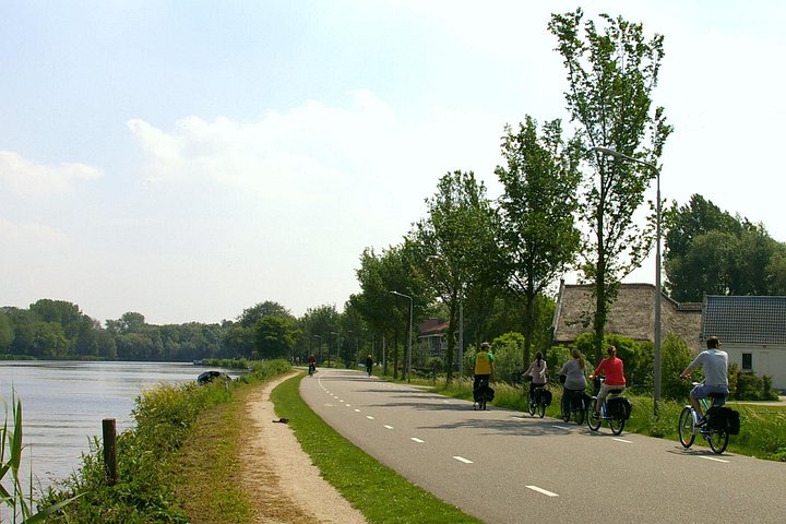 Pedaleando por la pintoresca campiña holandesa con molinos de viento y canales cerca de Ámsterdam, foto 13 | wizardtrip