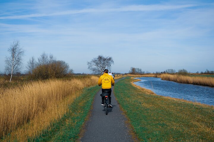 Pedaleando por la pintoresca campiña holandesa con molinos de viento y canales cerca de Ámsterdam, foto 15 | wizardtrip