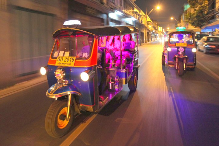 Bangkok by Night : Temples, Marchés et Tour en Tuk-Tuk Gastronomique | wizardtrip