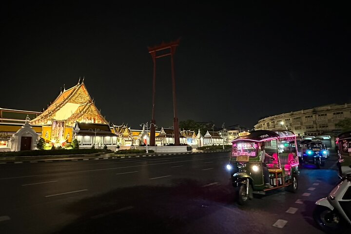Découvrez la vie nocturne animée de Bangkok, ses temples et ses marchés lors d'un circuit en tuk-tuk, photo 9 | wizardtrip