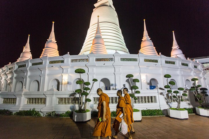 Découvrez la vie nocturne animée de Bangkok, ses temples et ses marchés lors d'un circuit en tuk-tuk, photo 10 | wizardtrip
