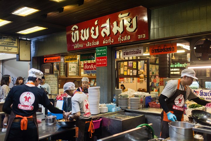 Découvrez la vie nocturne animée de Bangkok, ses temples et ses marchés lors d'un circuit en tuk-tuk, photo 18 | wizardtrip