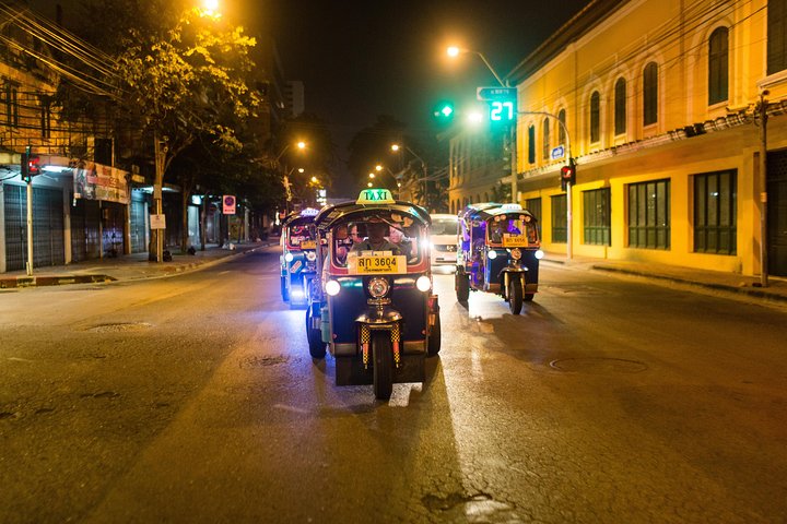 Découvrez la vie nocturne animée de Bangkok, ses temples et ses marchés lors d'un circuit en tuk-tuk, photo 20 | wizardtrip