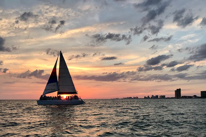 Njut av en delfinskådnings- och solnedgångskryssning på en katamaran i Panama City Beach, Florida, foto 10 | wizardtrip