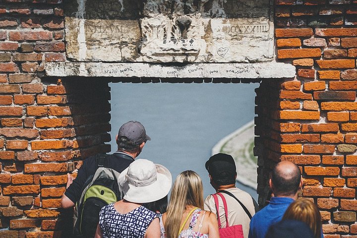 Liten gruppe vandretur som utforsker historiske Verona-landemerker som Arena og Julies hus, foto 8 | wizardtrip