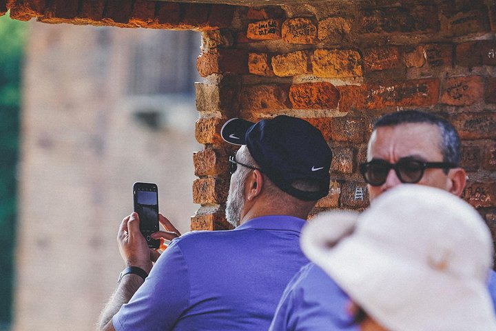 Liten gruppe vandretur som utforsker historiske Verona-landemerker som Arena og Julies hus, foto 9 | wizardtrip