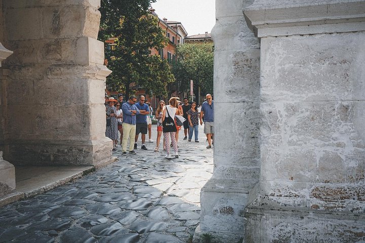 Liten gruppe vandretur som utforsker historiske Verona-landemerker som Arena og Julies hus, foto 10 | wizardtrip