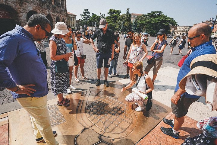 Liten gruppe vandretur som utforsker historiske Verona-landemerker som Arena og Julies hus, foto 12 | wizardtrip