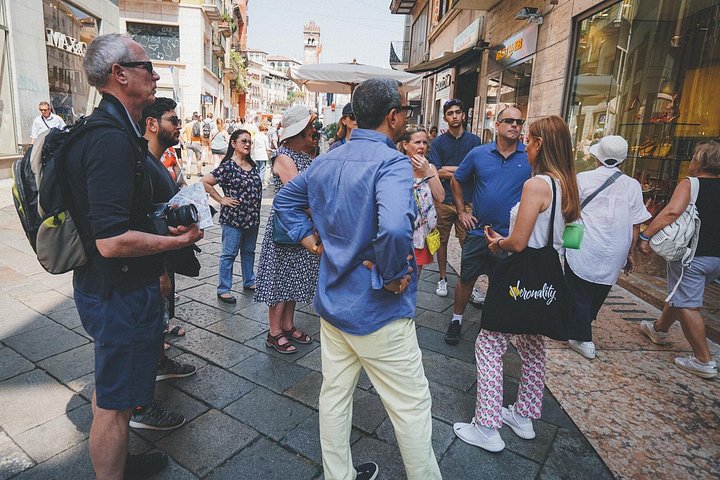 Liten gruppe vandretur som utforsker historiske Verona-landemerker som Arena og Julies hus, foto 13 | wizardtrip