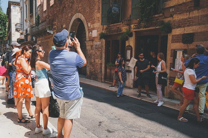 Liten gruppe vandretur som utforsker historiske Verona-landemerker som Arena og Julies hus, foto 15 | wizardtrip