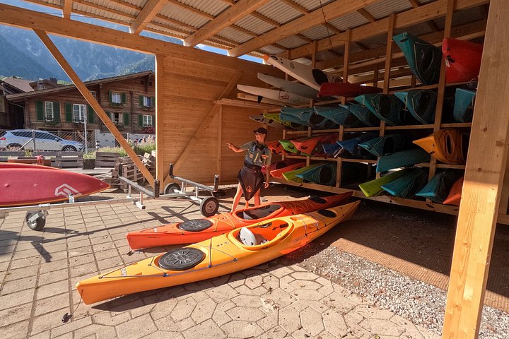 Aventura guiada en kayak por las aguas turquesas del Lago de Brienz, Suiza, con impresionantes vistas de las montañas, foto 7 | wizardtrip