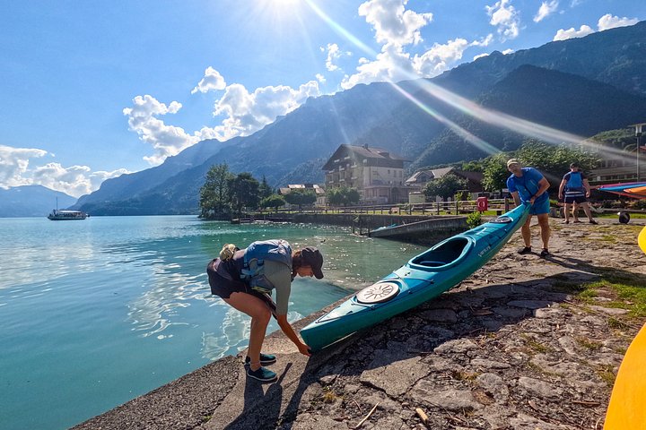 Aventura guiada en kayak por las aguas turquesas del Lago de Brienz, Suiza, con impresionantes vistas de las montañas, foto 8 | wizardtrip