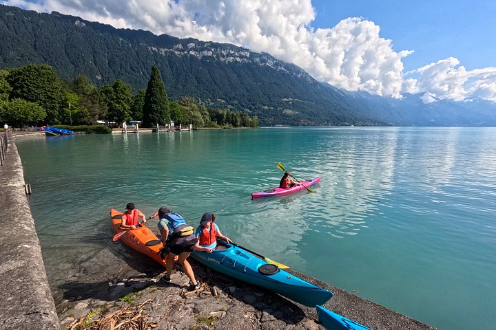 Aventura guiada en kayak por las aguas turquesas del Lago de Brienz, Suiza, con impresionantes vistas de las montañas, foto 9 | wizardtrip