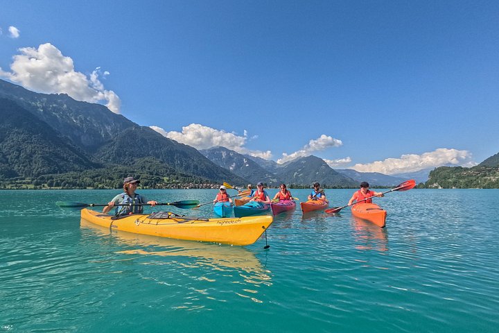 Aventura guiada en kayak por las aguas turquesas del Lago de Brienz, Suiza, con impresionantes vistas de las montañas, foto 10 | wizardtrip