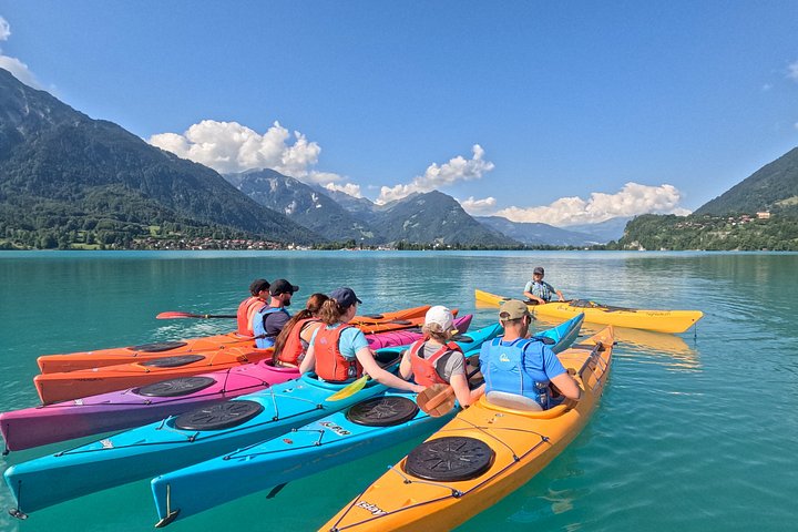 Aventura guiada en kayak por las aguas turquesas del Lago de Brienz, Suiza, con impresionantes vistas de las montañas, foto 11 | wizardtrip