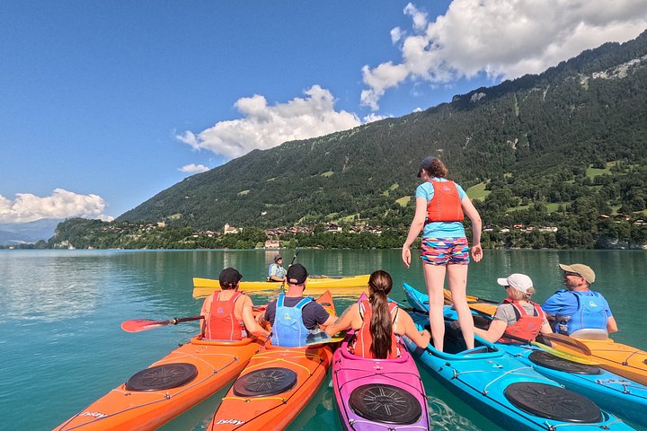 Aventura guiada en kayak por las aguas turquesas del Lago de Brienz, Suiza, con impresionantes vistas de las montañas, foto 12 | wizardtrip